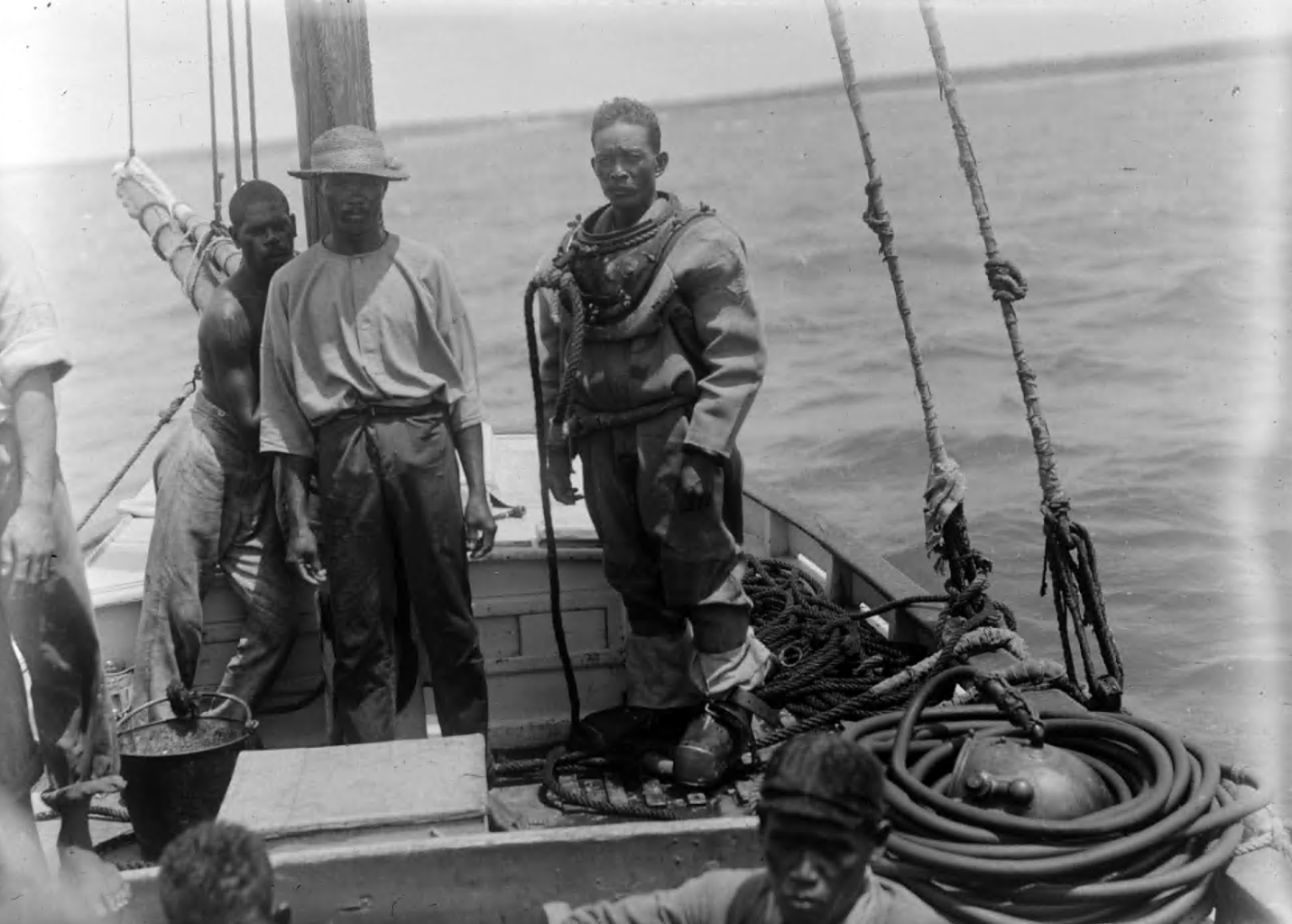 Broome pearl diver and crew, ca1898